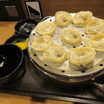 손수반상 - 友人がビールのつまみに頼んだ肉入り蒸し餃子、５５００Ｗ。
            