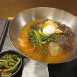 손수반상 - 先ずはちょっとお腹の減ってた私が頼んだ韓国冷麺７０００Ｗ。
            