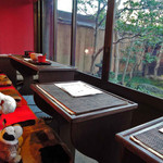 似故礼 - お座敷の縁側に座布団が並べられていて、
      お客さんは中庭に向かって座る形になってるよ。
      土間に机が置かれています。