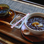 注文した栗入りぜんざい(生麩、餅)と珈琲がきたよ。