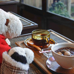 似故礼 - こんな風に横並びで、お庭を眺めながら
      お茶するのは初めてだけど、こういうのもいいね～♪
      時間の経つのを忘れてのんびりさせてもらいました。