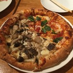 PIZZA OKA - マルゲリータときのこの和風ピッツァのハーフ＆ハーフ