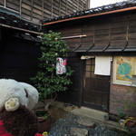 こちらが入口です。
          古民家におじゃまするような感じで店内に入ると、
          なんとびっくり！！