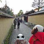 似故礼 - お店でゆっくりしたボキらは、次の場所に移動する前に
      武家屋敷独特の土塀が続く通りも歩いてみました。