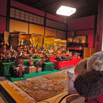 似故礼 - そして、なんと！後ろのお座敷には五月人形と雛人形が。こ、これは・・・・(お店の方いわく、お座敷は客席ではないので、お客さんが間違って上がられることのないようにお人形を置いている、とのことです。)
      