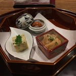 日本料理 とくを - 前菜・手前右から時計回りに「鯛の南蛮漬け」「白魚の玉締め」「丹波黒豆の湯葉・雲丹乗せ」