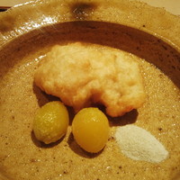 神楽坂 石かわ - 蓮根揚げの食感が楽しいがそれ以上に塩煎りされた愛知の大ぶりな銀杏がとても美味。
