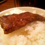 八輪 - ご飯の上にお肉を