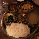 ネパール料理バルピパル - 夜のダルバート 野菜とチキンのタルカリ
      