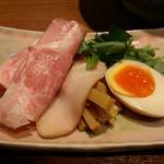 寿製麺 よしかわ - 川越真鯛醤油そば・具。