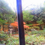 京都ガーデンパレス ラウンジ - お庭には紅葉が残っています。