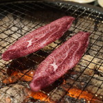 焼肉牛庄 - つらみを焼いているところ