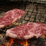 焼肉牛庄 - さがりを焼いているところ