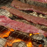 焼肉牛庄 - ハラミを焼いているところ