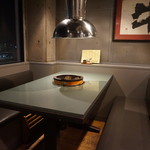 焼肉牛庄 - 七輪が仕込まれたテーブル