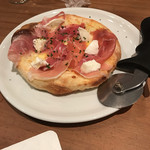 わいん食堂４４ - 生ハムとモッツァレラチーズのピザ