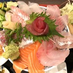 お魚ダイニング hiro - 海鮮丼（"お刺身いっぱい"の方です）。税込￥1,500。
