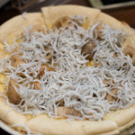 やきとん えん家 - 2016.12 しらすとれんこんのピザ（880円）