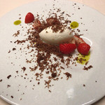 TACUBO - 熊本の錦自然農園の苺、ピスタチオのオイル、ミルクのジェラート