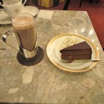 シュトラウス - ホットチョコレートはコクのある味わいで、たチョコの膜でコーティングされているザッハトルテは
      チョコレートケーキ単品でもチョコレートの香りが強く濃厚な味わいです。
