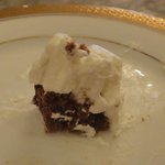 シュトラウス - チョコレートケーキ単体では味に飽きが来そうですが
      横に添えられた甘くない生クリームとあわせると
      苦味や甘さが和らいで、非常に食べやすく更に美味しくなります。