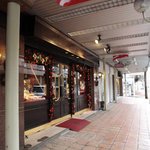 シュトラウス - 同じ並びにあるお店とは雰囲気がまるで違うお店がそこにあります。