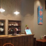 台湾茶房 e～one - カウンター越しに台湾茶器が見えます。