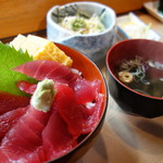 ひょうたん寿司 - ランチマグロ丼（\700税込み）お新香も付きます。残念なのはしゃりがやや硬い