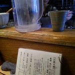 Homemade Ramen 麦苗 - ポットとおしゃれな陶磁器に入ったお水