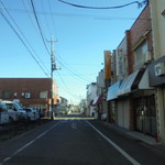 大門 - 先の右が店で左に曲がってすぐが駐車場