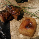 銀座 水野 - 子持ち鮎の甘露煮、ブルーチーズの粟麩田楽