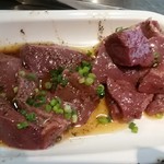 神保町食肉センター - Cセット レバ(左)、ハツ(右)