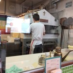 ピッツェリア ダ マッシモ - 【2016年12月】冬でも半袖の店主、釜の前は絶対に暑いはず。