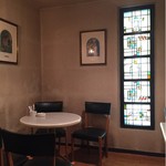 カフェフレール - 奥の小部屋のステンドグラス。幾何学模様と植物具象模様で作られている