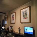 カフェフレール - カウンター席がある部屋の額装