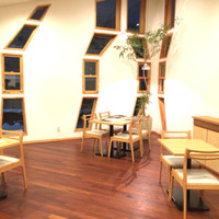 RESTAURANT AKIYAMA - 空間を贅沢に使ったスッキリしたインテリア