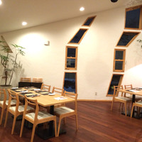 RESTAURANT AKIYAMA - 窓がアート！スタイリッシュな店内