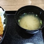 梶屋 岡山駅前店 - お味噌汁：デミカツどん+大盛