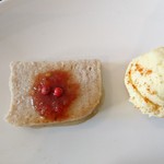 ヤマダデリ - 練り物？とポテトサラダ？：モッツァレラのチーズハンバーグ