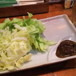 Honkaku Sumibiyaki Tori Teppi - そのまんまキャベツ。野菜高騰中のため量が少なめです。