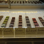 レ・カカオ - 2016年12月：ボンボンショコラのショーケース。レモンとバジルのとか気になるなぁ～