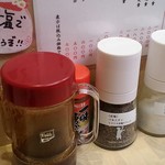 とんかつ檍 - ソースもあるよ。