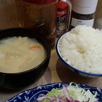 とんかつ檍 - 豚汁、ご飯、キャベツ。普通でも結構、てんこ盛りだがおかわりした（苦笑）。