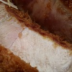 とんかつ檍 蒲田本店 - きめ細やかな肉質。そして、厚切り。