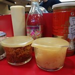 家系ラーメン 王道 - 卓上の調味料