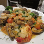 Paesano Ristorante - もう一品はシーフードパスタ、パスタが見えない位シーフードがトッピングされてました。
            
            私はこちらの味付の方が好みでした。
            