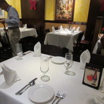 Paesano Ristorante - 落ち着いた店内はちょうどこの日がこの地区のクリスマスパレードと重なってロコの方々で満席。
      
      予約してない方は入り口で断られてました。