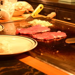 ステーキハウス亜伊由 - ～ステーキハウス亜伊由～
      切り分ける前の熟成牛ロースステーキ