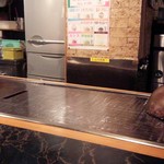 ステーキハウス亜伊由 - ～ステーキハウス亜伊由～
      内装、カウンターからの眺め