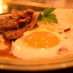 ステーキハウス亜伊由 - ～ステーキハウス亜伊由～
      ステーキ、ポテトサラダ、半熟目玉焼き
      黄身がぷりっとした卵(*´Д｀*)